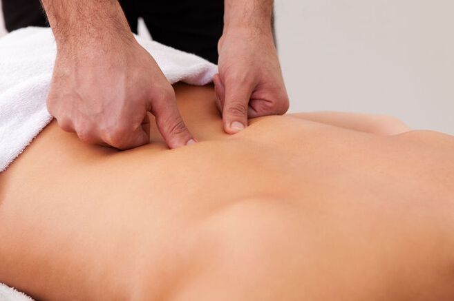 Therapeutic massage - a way to relieve back pain in the shoulder blade area